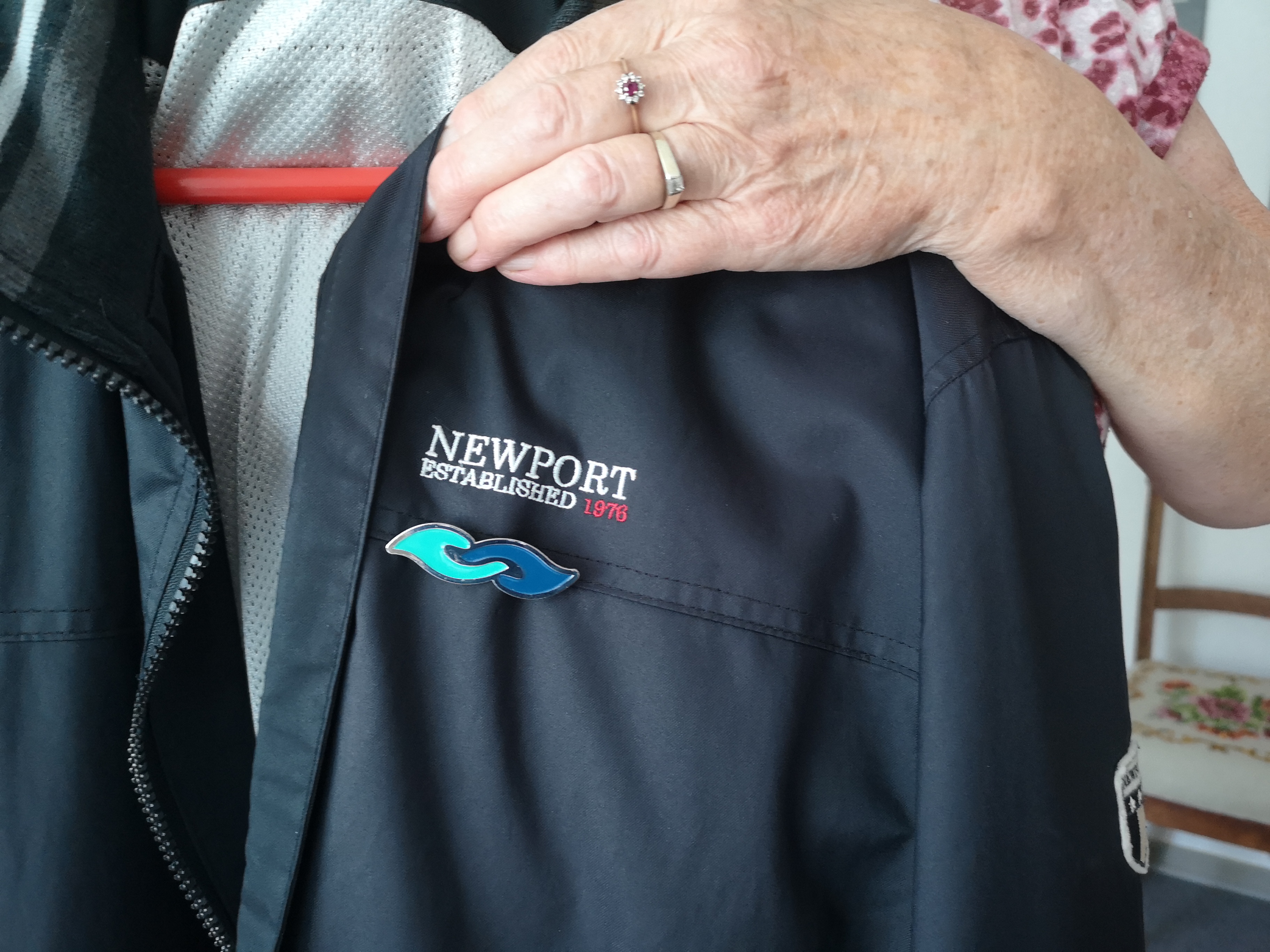 Demenssymbolet vises frem som broche på en jakke. 