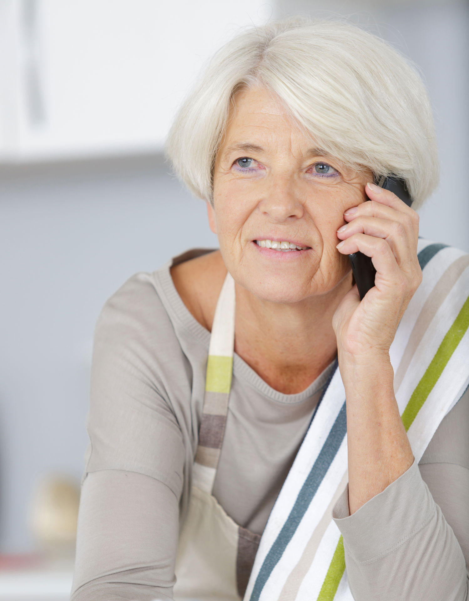 Kvinde taler i telefon.