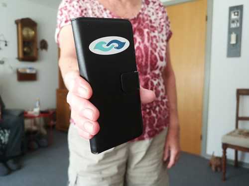 Demenssymbolet vises frem på forsiden af et mobilcover